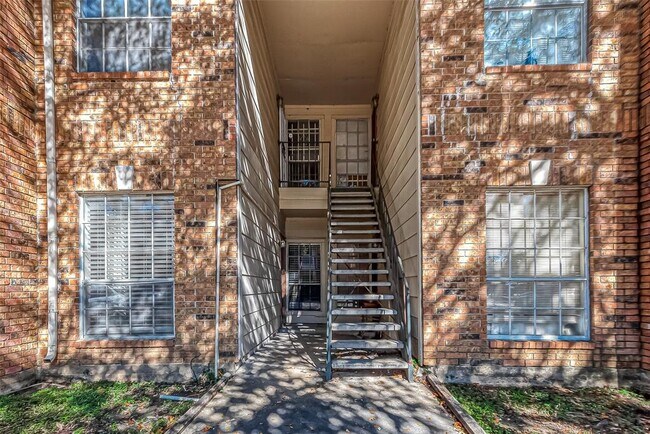 Building Photo - 2626 Holly Hall St