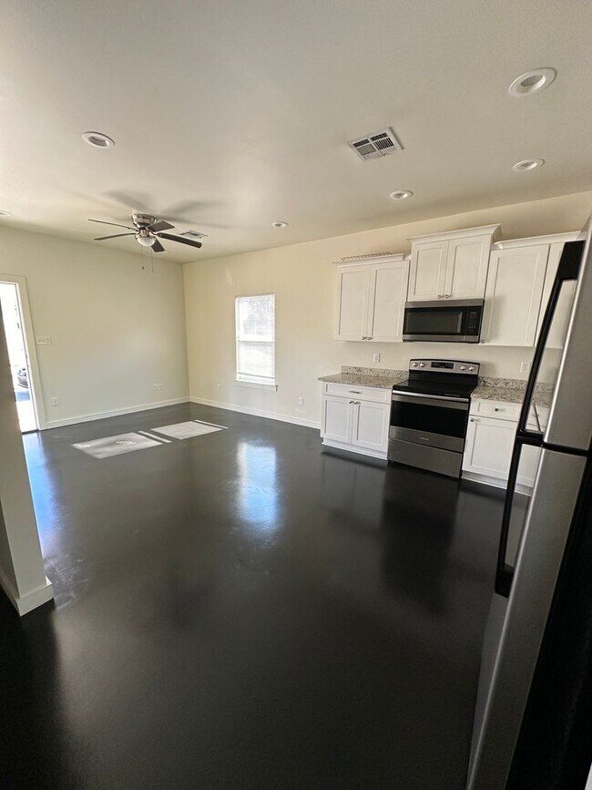 Building Photo - 509 W Burton St