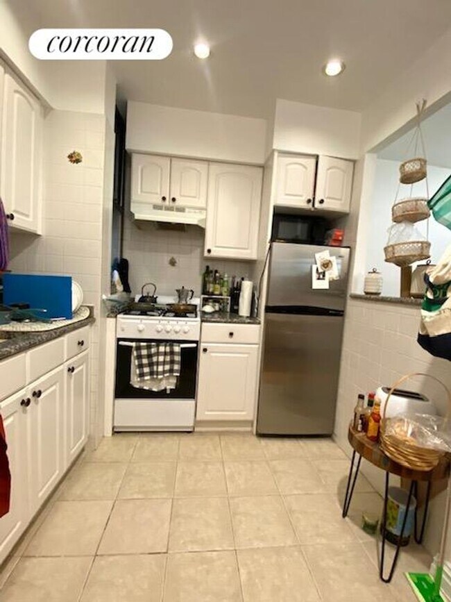 Foto del edificio - 324 W 47th St