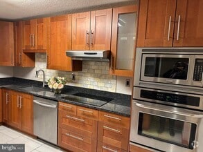 Building Photo - 307 Yoakum Pkwy