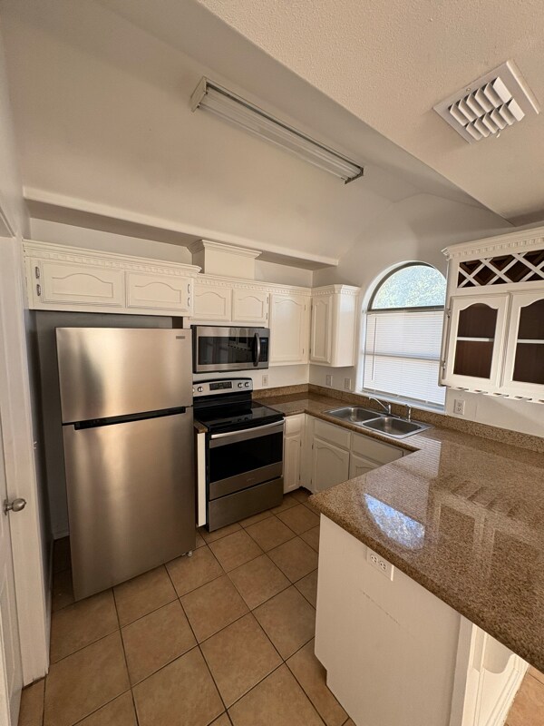 Building Photo - 900 S Palm Dr