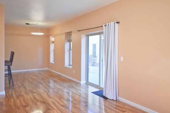 Foto del edificio - WALKING DISTANCE TO COLLEGE!!