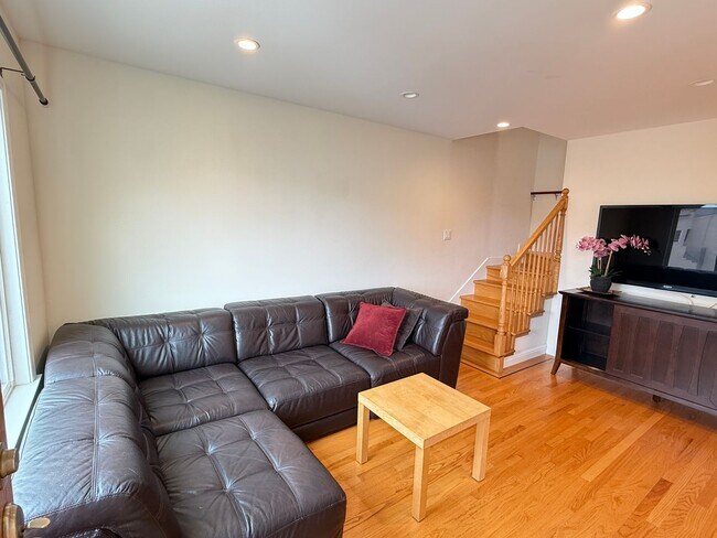 Building Photo - 882