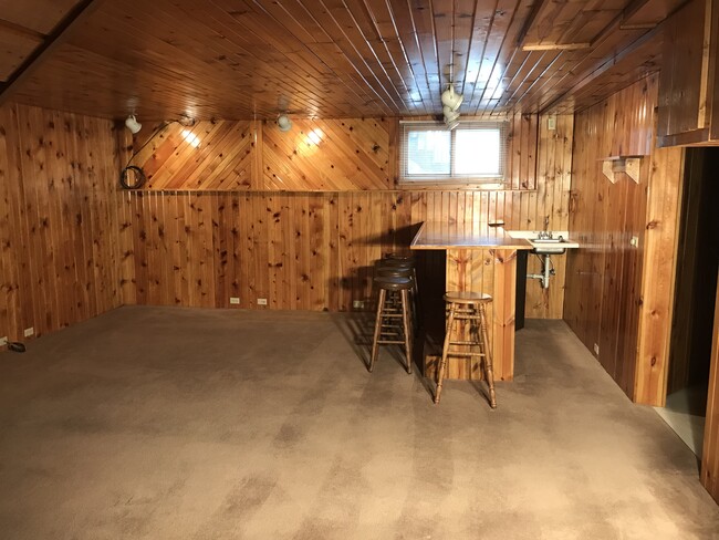 wet bar - 1303 Brookwood Dr