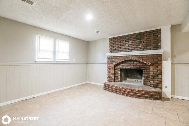 Building Photo - 10721 McKinley Ct, Kansas City, MO 64134