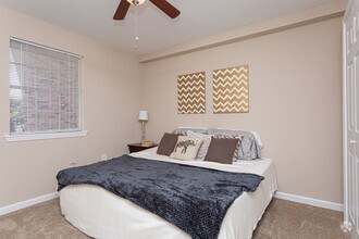 2 BR, 1 BA - 915 SF - Park Regency