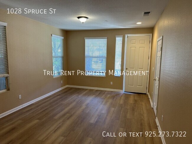 Building Photo - Gorgeous 3 Bedroom, 2 Bathroom Single Stor...