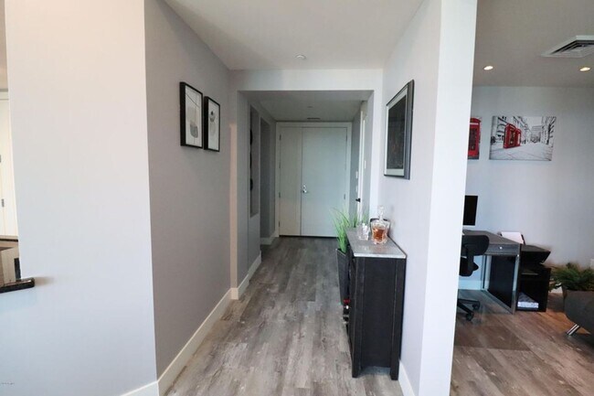 Building Photo - 1 Bedroom/1.5 Bathroom Bridgeview at Hayde...