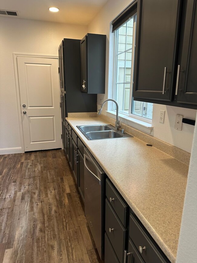 Foto del edificio - Come check out this lovely 3 bedroom 2.5 b...