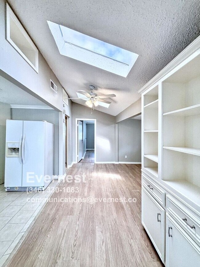 Foto del edificio - 3-Bedroom, 2-Bath Home with Pool and Conve...