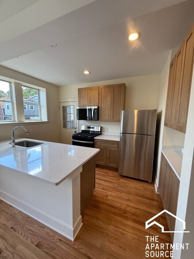 Foto principal - 3349 W Balmoral Ave