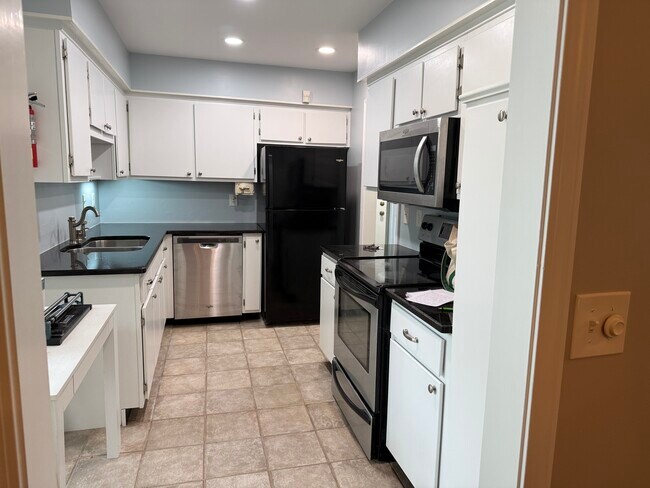 Cocina desde la segunda entrada (lado del comedor) - 226 Hillsboro Pl