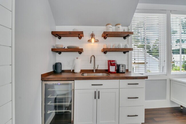 Foto del edificio - Spacious & Furnished Garage Apartment in Palmetto Bluff!