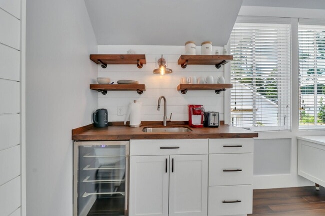 Building Photo - Spacious & Furnished Garage Apartment in Palmetto Bluff!