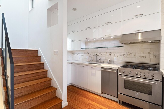 Building Photo - 142 Langton St
