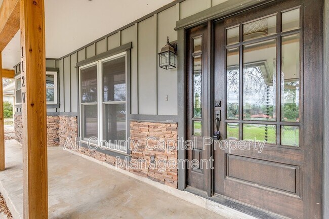 Building Photo - 112 W Mimosa Cir