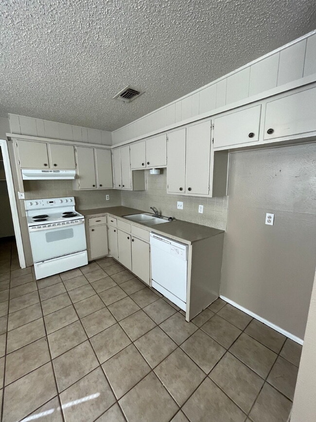 Building Photo - House Located Between W. Loop 289 & Marsha Sharp & Within One Block Of LCU Campus!