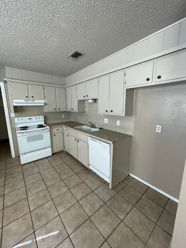 Foto del edificio - House Located Between W. Loop 289 & Marsha Sharp & Within One Block Of LCU Campus!