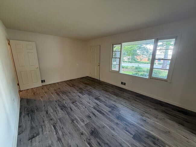Building Photo - Spacious 3 Bedroom House