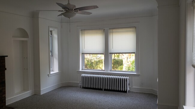 Spacious Living Area - 7918 Karlov Ave