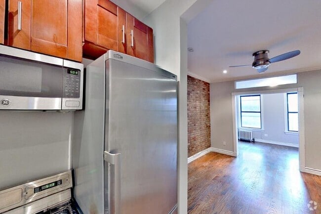 Building Photo - 382 E 10th St