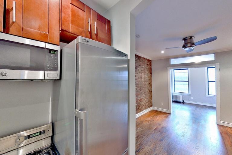 Foto principal - 382 E 10th St