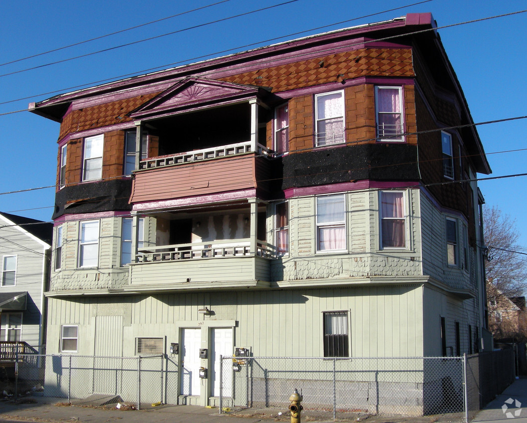Primary Photo - 1389 Pembroke St
