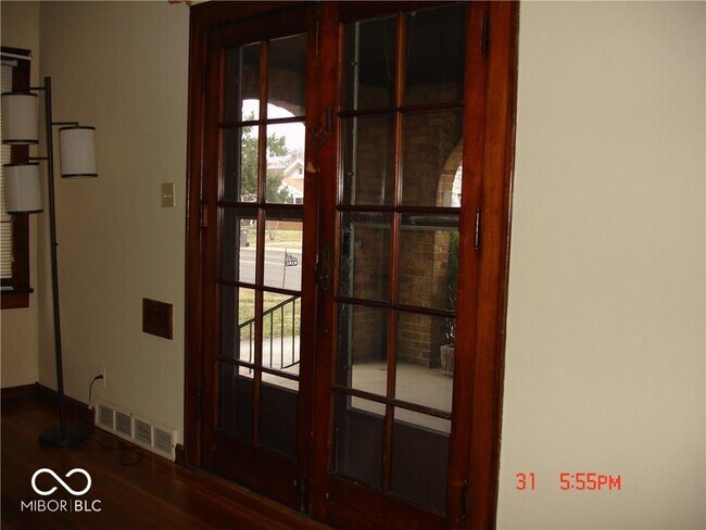 Foto del edificio - 5221 E 10th St