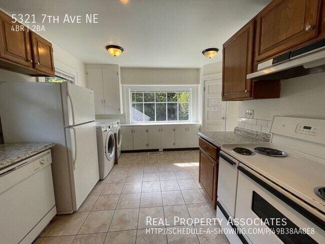 Building Photo - 4 bedroom home in University District