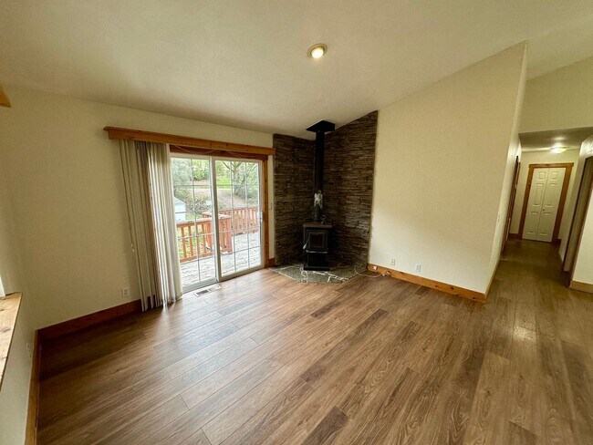 Foto del edificio - Creekside Home with Bonus Room above 2-Car Garage Alta Sierra