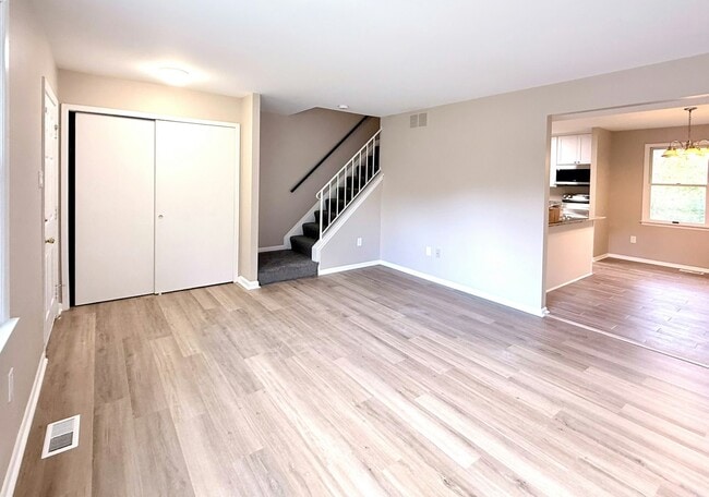 Building Photo - 9242 Woodcreek Ct