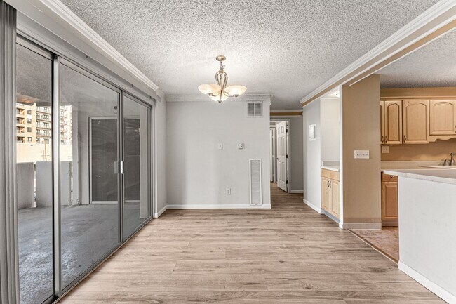 Foto del edificio - Beautiful Condo In Cherry Creek with Pool and Gym!