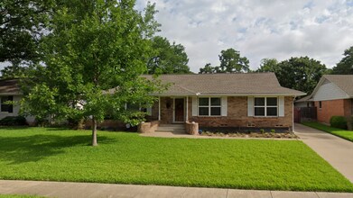 Building Photo - 10535 Lakemere Dr