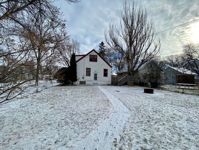 Building Photo - 4 Bed 2 Bath w/ Fenced In Yard!