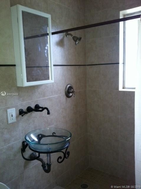 Foto del edificio - 1565 NE 48th St