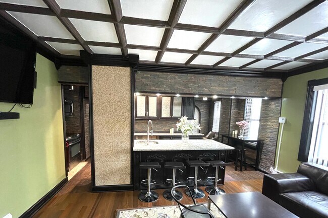 Building Photo - 1211 N LaSalle Dr