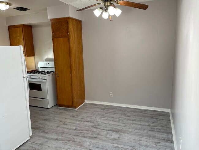 Comedor - 2328 N Beachwood Dr