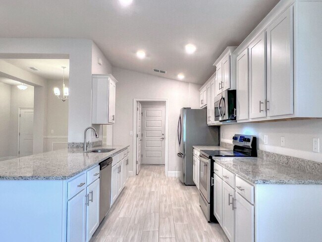 Foto del edificio - Beautiful 3-bedroom, 2-bath House in a Lake front community