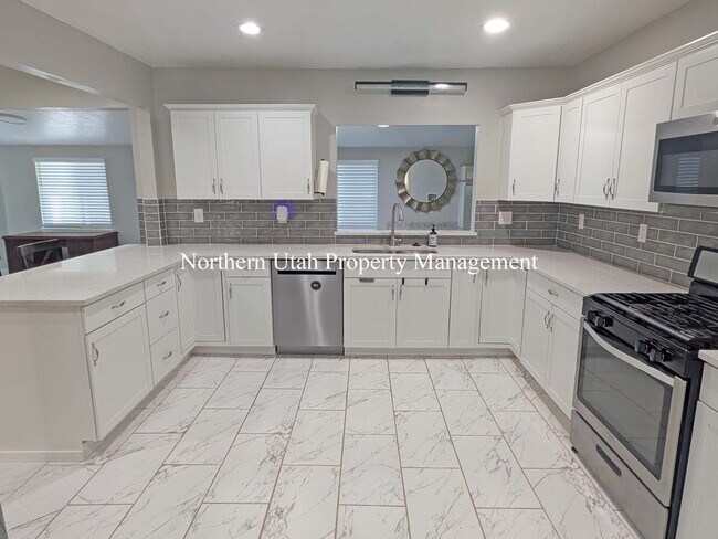 Building Photo - 4 Bed, 3.5 Bath - Amazing Location