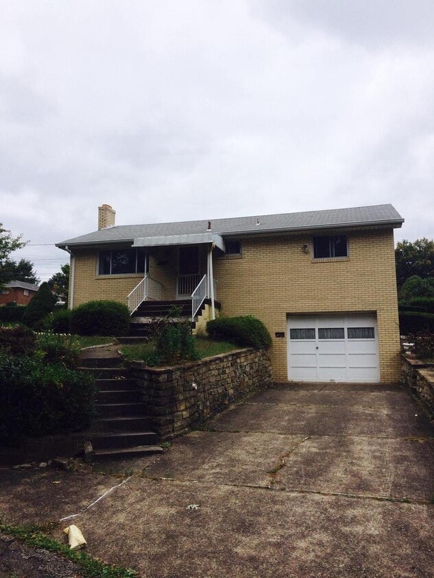 Primary Photo - 2 Bedroom Ranch House