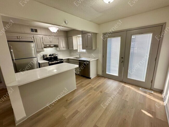 Foto del edificio - 602 NE Magellan Ave