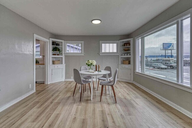 Foto del edificio - 1615 Charleston Beach Rd W
