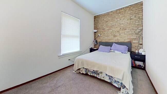 Foto del edificio - Raised First Floor East Lakeview One Bedroom
