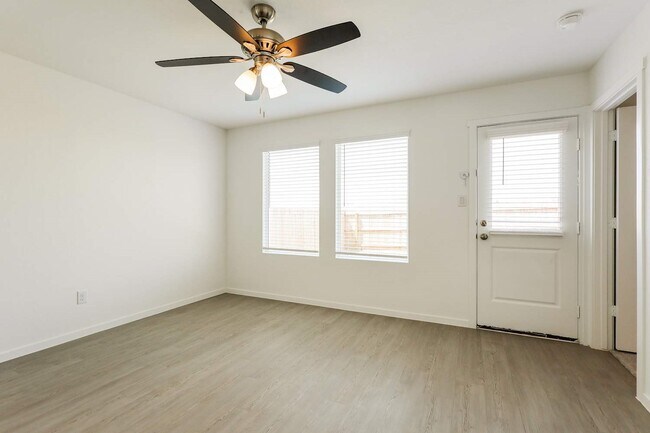 Building Photo - 3728 Axis Hl St