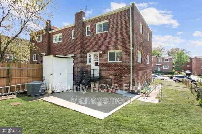 Building Photo - 3512 Madison St