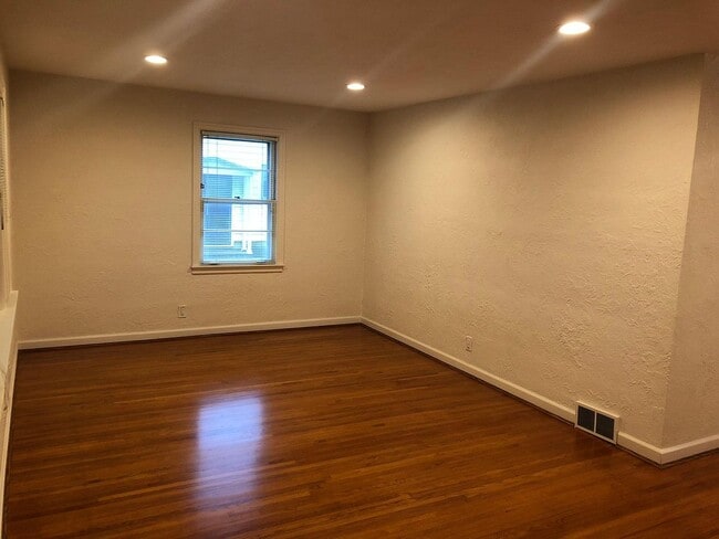 Building Photo - 1202 W Willow Ln