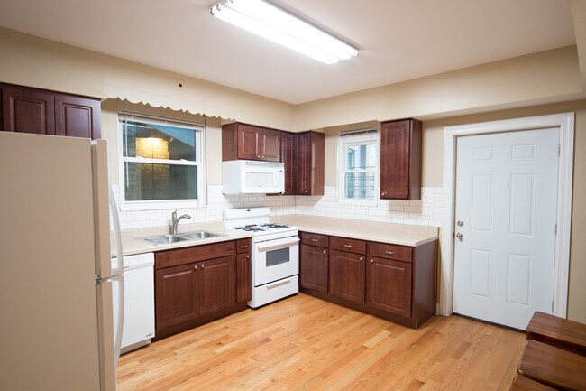 Foto del edificio - 1703 W Irving Park Rd