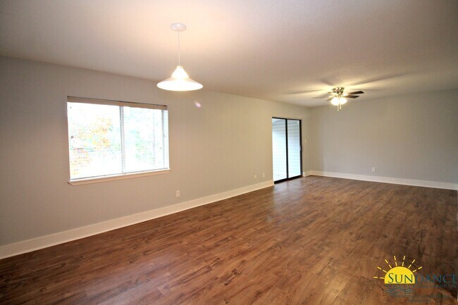 Foto del edificio - Lovely 2 Bedroom Waterfront Condo In Shalimar
