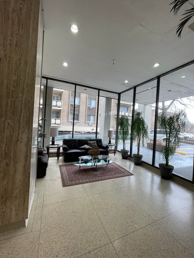 Foto del edificio - 7447 S South Shore Dr