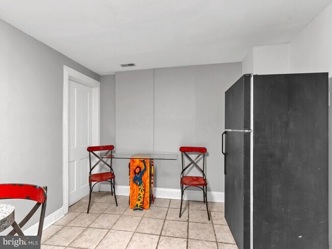 Building Photo - 1132 S Charles St